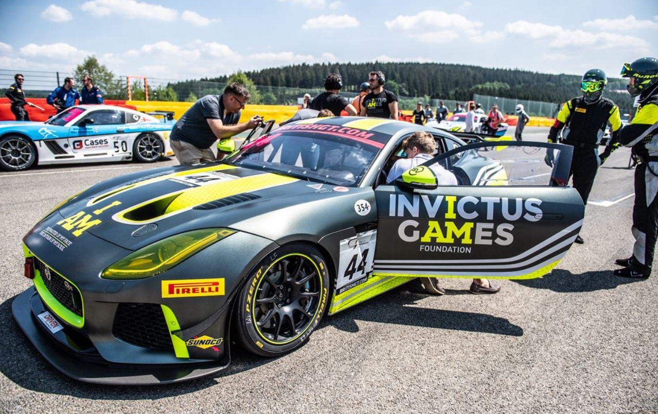 出售中的赛车 二手捷豹赛车 两辆捷豹f-type gt4赛车   大量备件